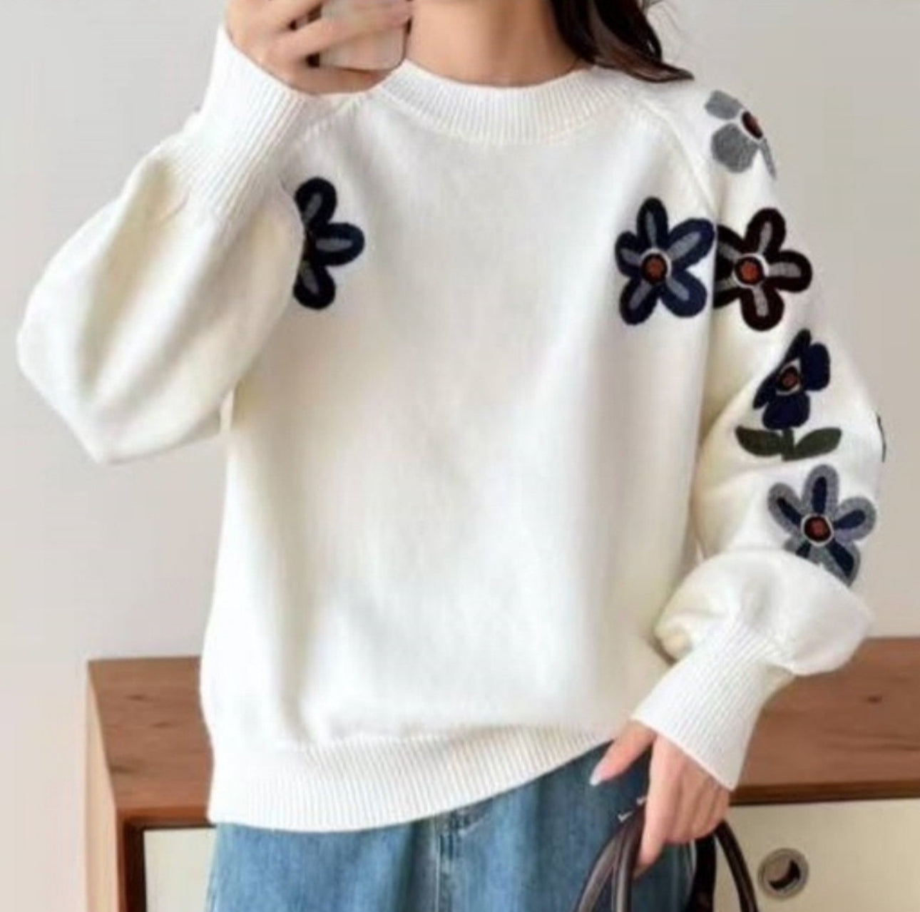 FLOWER EMBROIDERY SWATE TOP