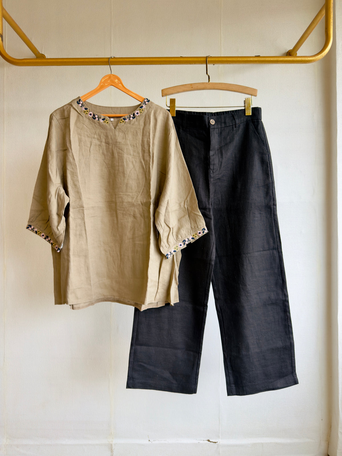 SMALL FLOWER EMBROIDERY ROUNDNECK LINEN TOP WITH LINEN STRAIGHT PANT SET