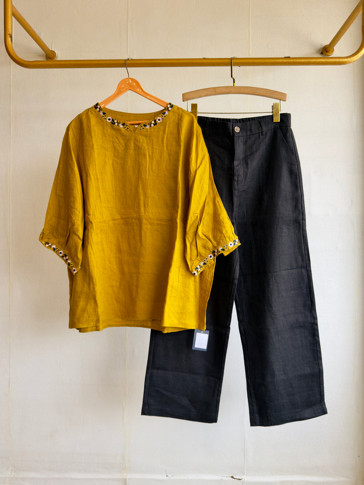 SMALL FLOWER EMBROIDERY ROUNDNECK LINEN TOP WITH LINEN STRAIGHT PANT SET