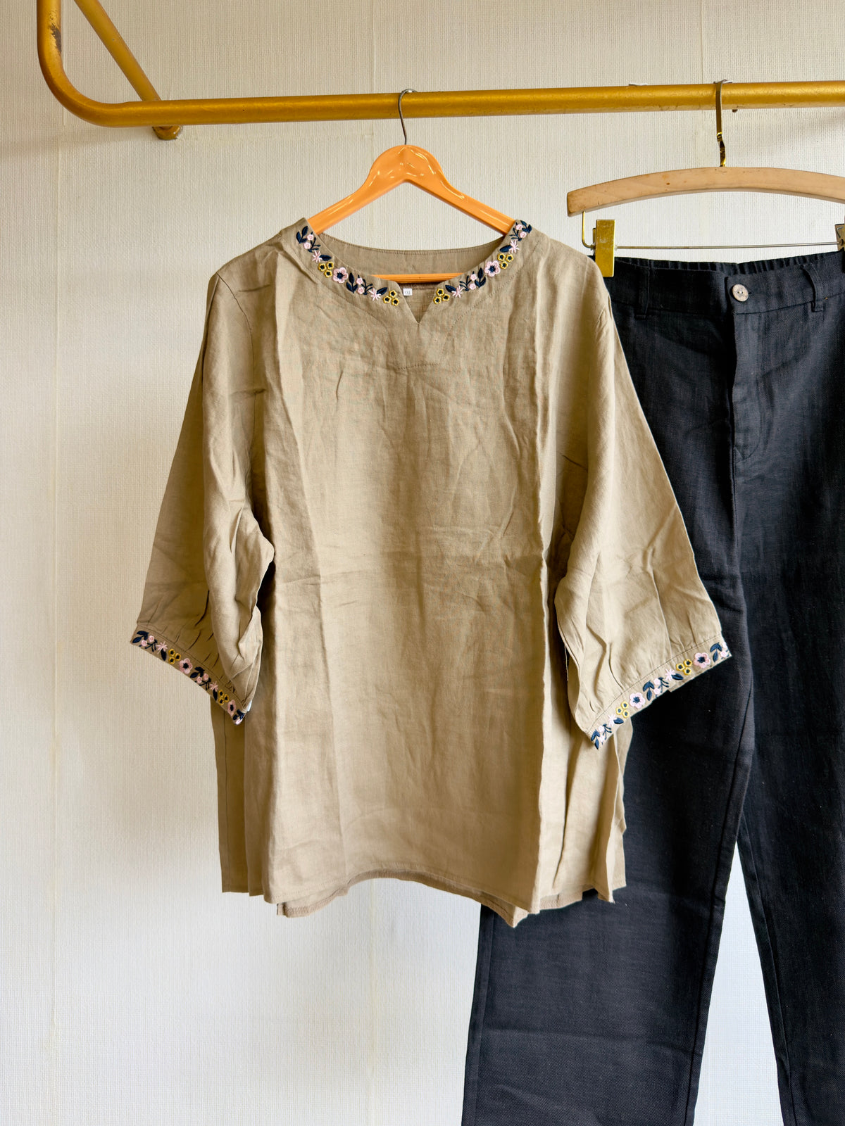 SMALL FLOWER EMBROIDERY ROUNDNECK LINEN TOP WITH LINEN STRAIGHT PANT SET