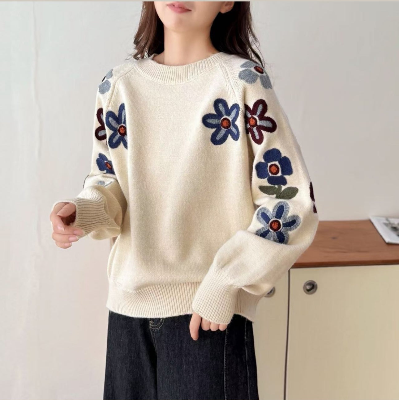 FLOWER EMBROIDERY SWATE TOP