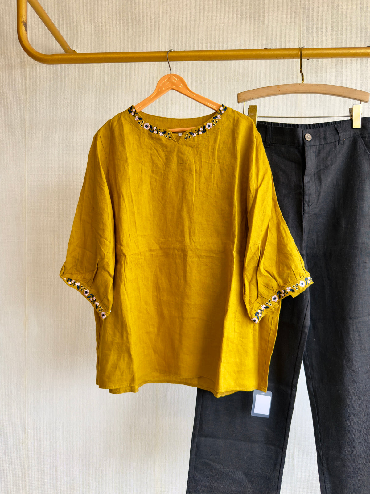 SMALL FLOWER EMBROIDERY ROUNDNECK LINEN TOP WITH LINEN STRAIGHT PANT SET