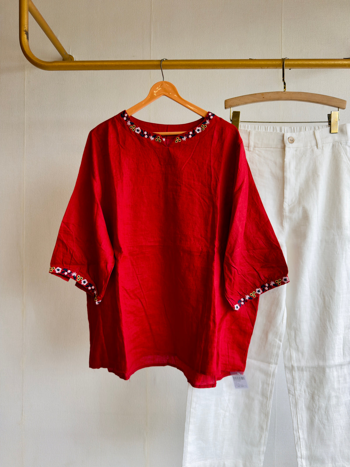 SMALL FLOWER EMBROIDERY ROUNDNECK LINEN TOP WITH LINEN STRAIGHT PANT SET